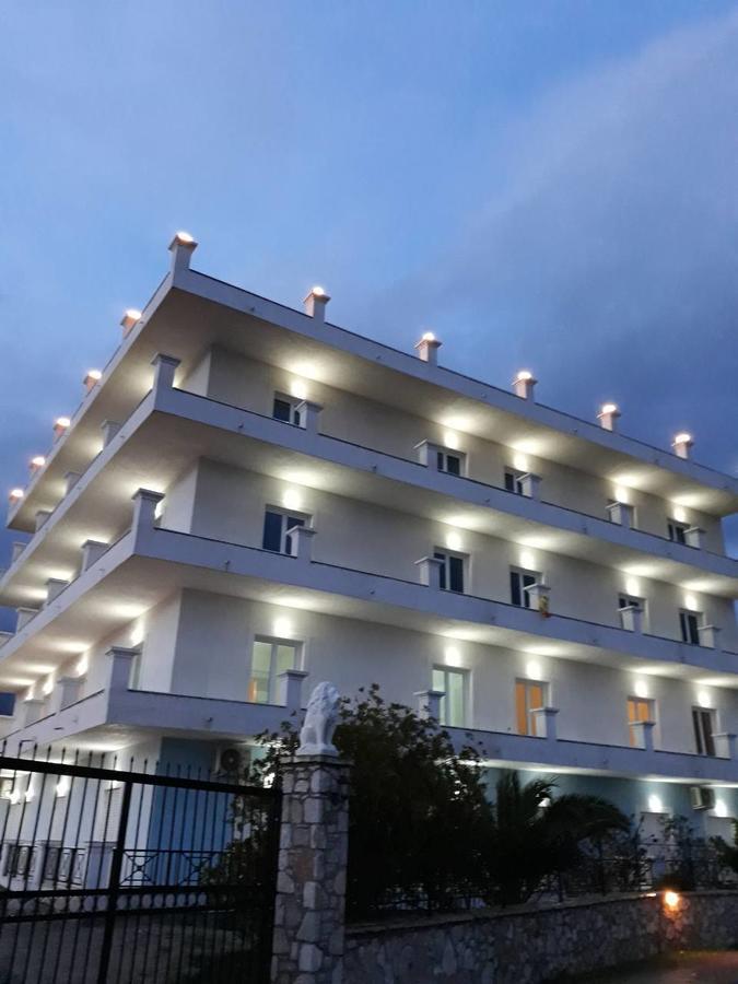 Mihalis Apartments Himare Eksteriør bilde